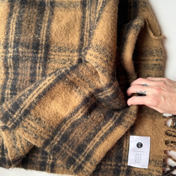 APORTA Design Studio Plaid Oversized Scarf - Picture 2 of 6